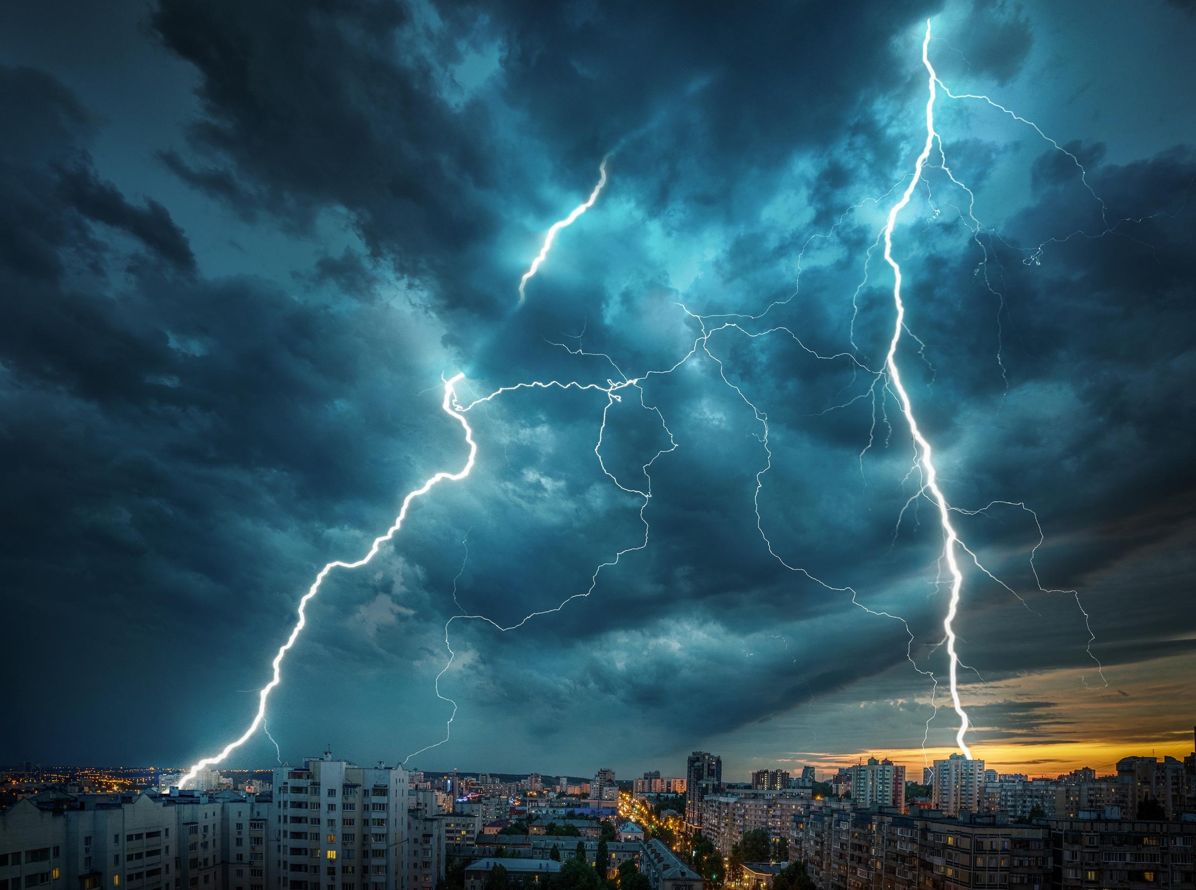 Orages, grêle, pluie : comment obtenir une indemnisation en cas de dégâts  sur son logement ou sa voiture - France Bleu